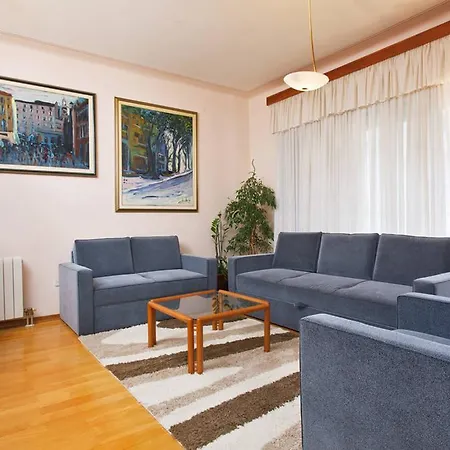 Ruzmarin Apartman *